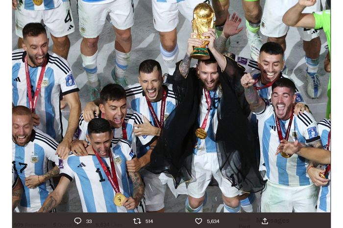 Timnas Argentina membawa trofi kemenangan Piala Dunia Qatar 2022, Jules Rimet.
