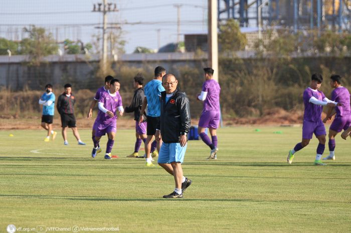 Pelatih Timnas Vietnam, Park Hang-seo, mendampingi skuadnya dalam sesi latihan di Laos menjelang laga perdana Piala AFF 2022.