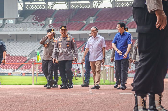 Menteri Pemuda dan Olahraga Republik Indonesia, Zainudin Amali  (tengah) dan Kapolri Jendral Listyo Sigit Prabowo (kiri), sedang meninjau  Stadion Gelora Bung Karno, Senayan, Jakarta, 20 Desember 2022.