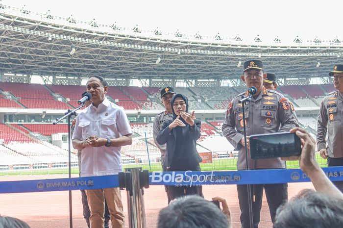 Menteri Pemuda dan Olahraga Republik Indonesia, Zainudin Amali (kiri) dan Kapolri Jendral Listyo Sigit Prabowo (kanan) sedang memberikan keterangan pers di Stadion Gelora Bung Karno, Senayan, Jakarta, 20 Desember 2022.