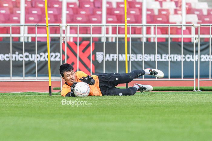 Kiper timnas Indonesia, Muhammad Riyandi, tampak sedang menangkap bola saat berlatih di Stadion Gelora Bung Karno, Senayan, Jakarta, 20 Desember 2022.