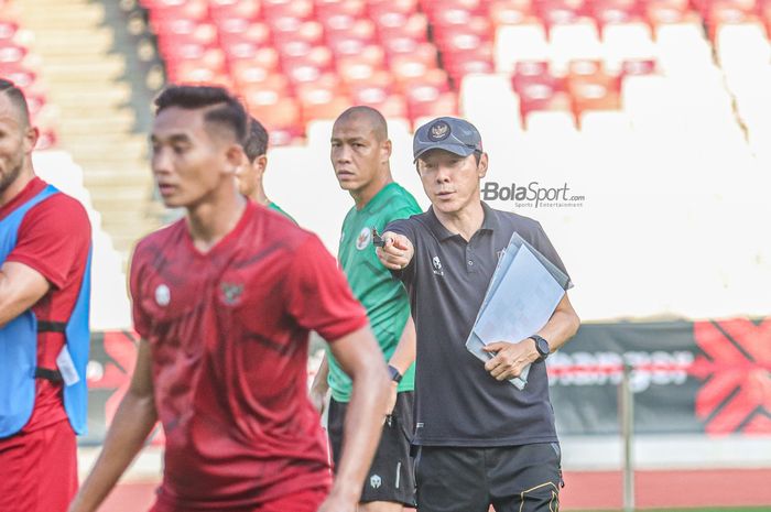 Pelatih timnas Indonesia, Shin Tae-yong (kanan), serta asistennya bernama Nova Arianto (tengah) sedang memantau para pemainnya di Stadion Gelora Bung Karno, Senayan, Jakarta, 20 Desember 2022.
