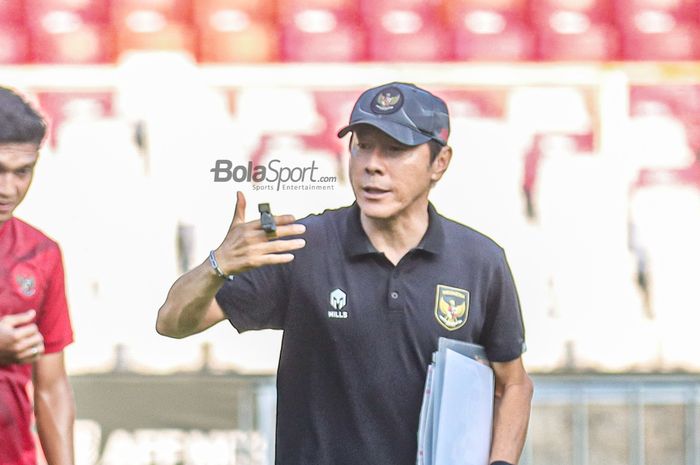 Pelatih timnas Indonesia, Shin Tae-yong, tampak sedang memberikan intruksi kepada para pemainnya saat berlatih di Stadion Gelora Bung Karno, Senayan, Jakarta, 20 Desember 2022.
