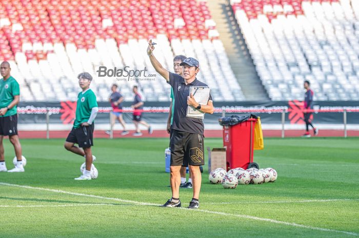 Pelatih timnas Indonesia, Shin Tae-yong, sedang memberikan intruksi kepada para pemainnya saat berlatih di Stadion Gelora Bung Karno, Senayan, Jakarta, 20 Desember 2022.