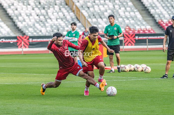 Saddil Ramdani (kiri) sedang menekel bola yang dikuasai Witan Sulaeman saat berlatih bersama timnas Indonesia di Stadion Gelora Bung Karno, Senayan, Jakarta, 20 Desember 2022.