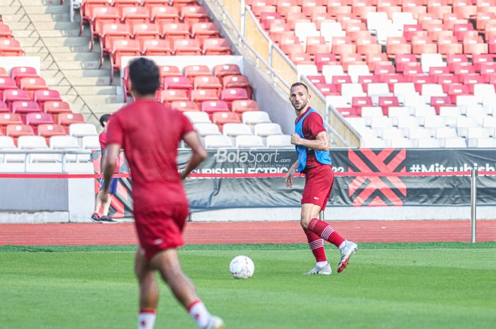 Striker naturalisasi timnas Indonesia, Ilija Spasojevic, sedang mengusai bola ketika berlatih di Stadion Gelora Bung Karno, Senayan, Jakarta, 20 Desember 2022.