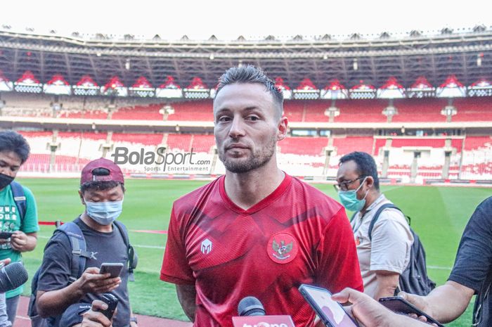 Gelandang naturalisasi timnas Indonesia, Marc Klok, sedang memberikan keterangan kepada awak media di Stadion Gelora Bung Karno, Senayan, Jakarta, 20 Desember 2022.