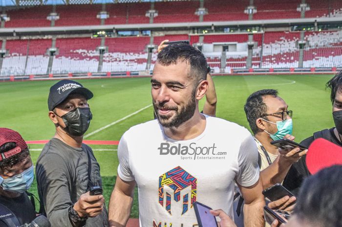 Bek naturalisasi timnas Indonesia, Jordi Amat, sedang memberikan keterangan kepada awak media di Stadion Gelora Bung Karno, Senayan, Jakarta, 20 Desember 2022.