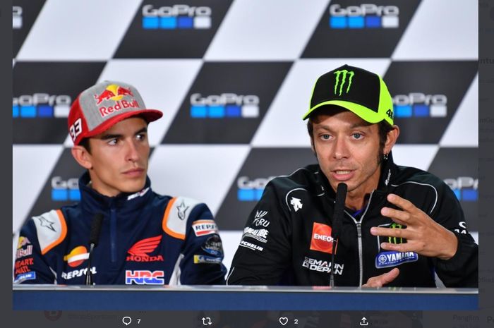 Marc Marquez (kiri) dan Valentino Rossi (kanan) dalam suatu sesi konferensi pers