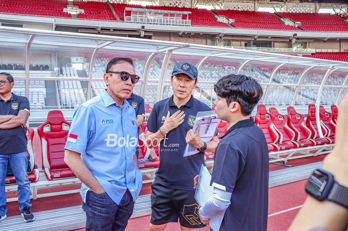 Pelatih timnas Indonesia, Shin Tae-yong (tengah), tampak sedang berkomunikasi dengan Mochamad Iriawan selaku Ketua Umum PSSI di Stadion Gelora Bung Karno, Senayan, Jakarta, 20 Desember 2022.