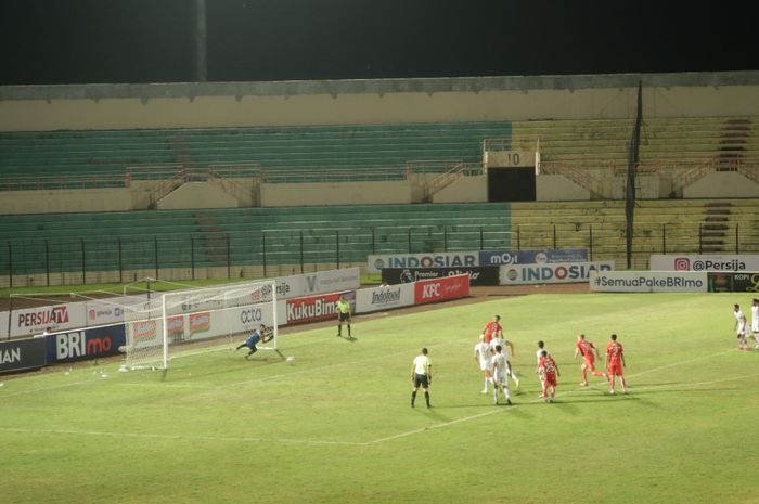 Suasana kala Abdulla Yusuf Helal mencetak gol kemenangan Persija Jakarta saat menghadapi Dewa United pada lanjutan pekan ke-16 di Stadion Sultan Agung, Bantul pada Selasa (20/12/2022)