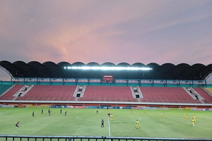 Suasana pertandingan Liga 1 2022-2023 antara Barito Putera vs Bhayangkara FC di Stadion Maguwoharjo, Sleman, Selasa (20/12/2022).