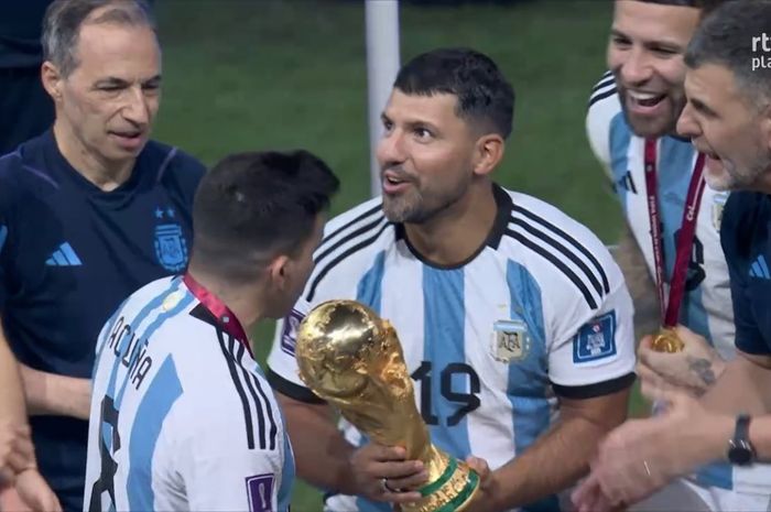 Sergio Aguero ikut mengangkat trofi dan merayakan gelar Piala Dunia timnas Argentina meski bukan bagian dari skuad Piala Dunia 2022 setelah mereka menang adu penalti atas Prancis di final pada Minggu (18/12/2022).