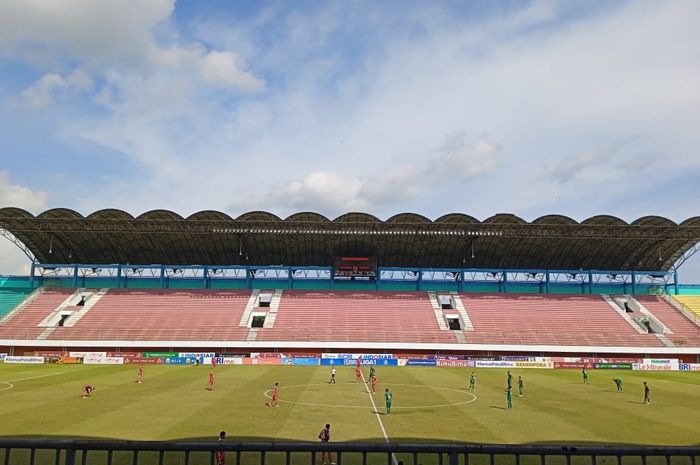 Persebaya Surabaya vs Persis Solo dalam pekan ke-16 Liga 1 2022/2023 yang berlangsung di Stadion Maguwoharjo, Sleman, Yogyakarta, Rabu (21/12/2022). 