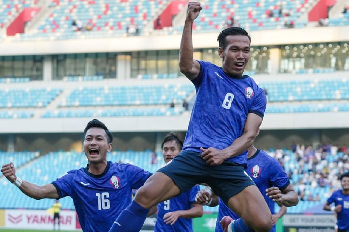 Selebrasi penggawa Timnas Kamboja, Orn Champolin usai membobol gawang Filipina di laga perdana Grup A Piala AFF 2022.