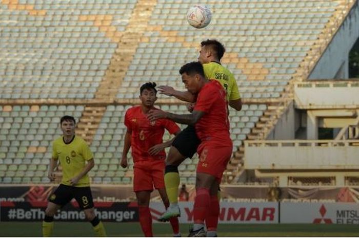 Pemain Timnas Malaysia, Safawi Rasid, tengah berduel dengan pemain Timnas Myanmar di laga Grup B Piala AFF 2022.