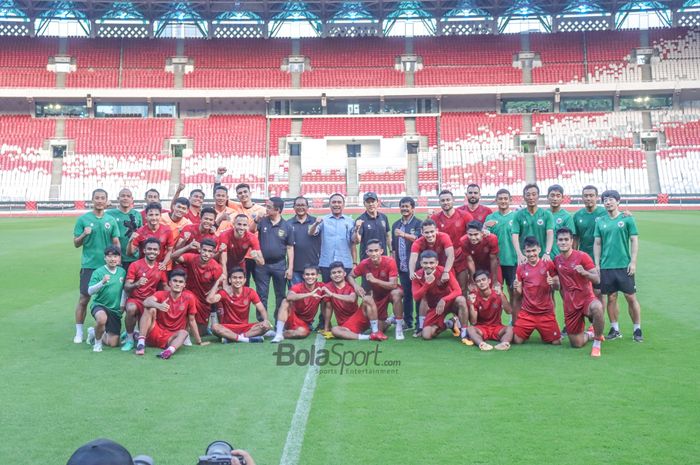 Jajaran petinggi PSSI mulai dari Mochamad Iriawan, Indra Sjafri, Sudarmadji, hingga Endri Irawan sedang berfoto dengan skuat timnas Indonesia asuhan Shin Tae-yong di Stadion Gelora Bung Karno, Senayan, Jakarta, 20 Desember 2022.