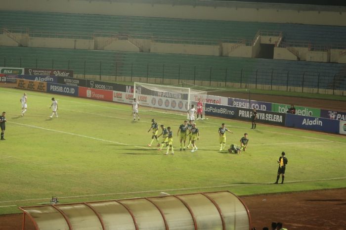 Selebrasi pemain Persib Bandung, Achmad Jufriyanto setelah mencetak gol ke gawang Persita Tangerang dalam laga pekan ke-16 Liga 1 2022/2023 di Stadion Sultan Agung, Bantul, Rabu (21/12).