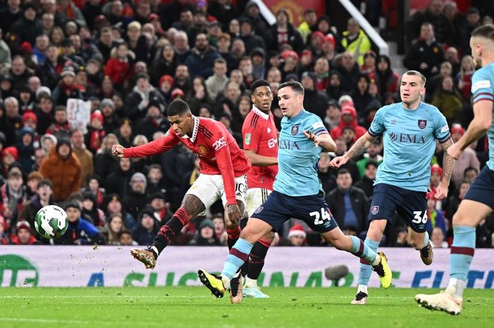 Marcus Rashford mencetak gol kedua bagi Manchester United ke gawang Burnley pada laga babak 16 besar Piala Liga Inggris di Old Trafford, Rabu (21/12/2022) atau Kamis dini hari WIB.