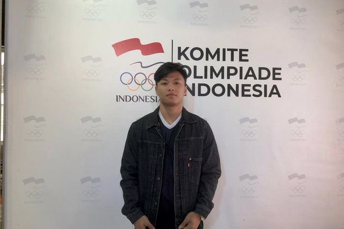 Lifter putra Indonesia, Rahmat Erwin Abdullah, saat berada di kantor NOC Indonesia, Senayan, Jakarta, Kamis (22/12/2022).