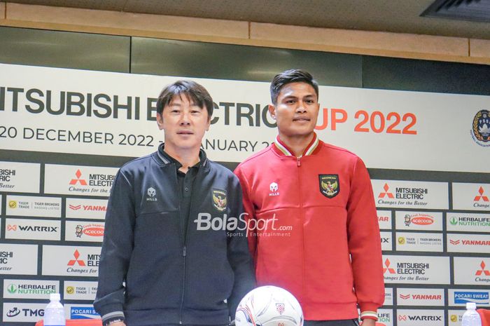 Pelatih timnas Indonesia, Shin Tae-yong (kiri) dan pemainnya bernama Fachruddin Aryanto (kanan) sedang berfoto bersama seusai menghadiri sesi jumpa pers jelang laga Piala AFF 2022 di Stadion Gelora Bung Karno, Senayan, Jakarta, 22 Desember 2022.