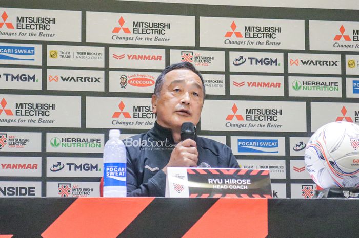 Pelatih timnas Kamboja, Ryu Hirose, sedang memberikan keterangan kepada awak media jelang berlaga pada Piala AFF 2022 di Stadion Gelora Bung Karno, Senayan, Jakarta, 22 Desember 2022.
