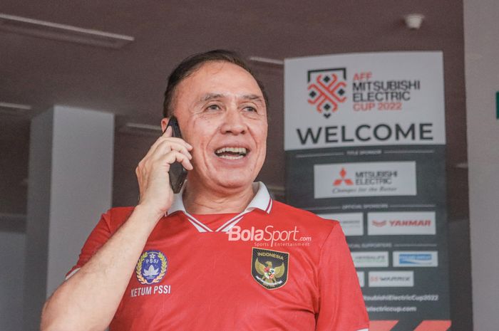 Ketua Umum PSSI, Mochamad Iriawan, tampak sumringah saat bertelepon di Stadion Gelora Bung Karno, Senayan, Jakarta, 22 Desember 2022.