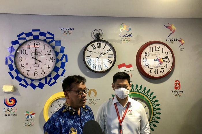 Deputi III Bidang Olahraga dan Kebudayaan Kemenpora, Raden Isnanta (kiri),  bersama Ketua NOC Indonesia, Raja Sapta Oktohari (kanan), di kantor NOC Indonesia, Senayan, Jakarta, Rabu (22/12/2022).
