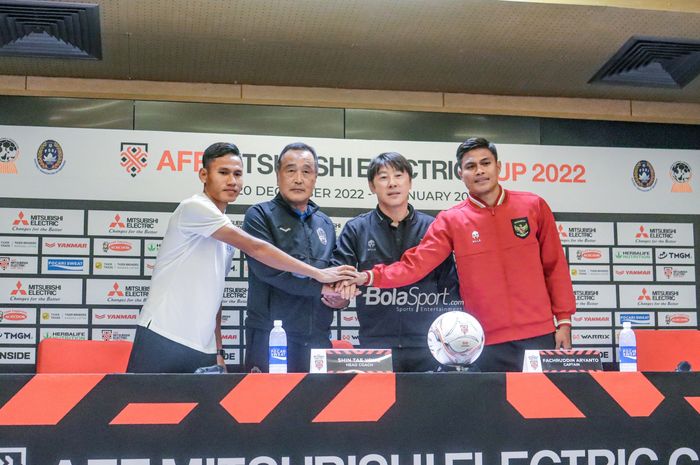 (Dari kiri ke kanan) Soeuy Visal sebagai kapten timnas Kamboja, Ryu Hirose sebagai pelatih timnas Kamboja, Shin Tae-yong selaku pelatih timnas Indonesia, dan Fachruddin Aryanto selaku kapten timnas Indonesia.