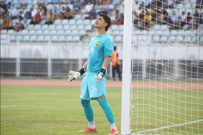 Kiper Timnas Malaysia, Syihan Hafiz saat mengawal gawangnya di laga perdana Grup B Piala AFF 2022 melawan Myanamar.