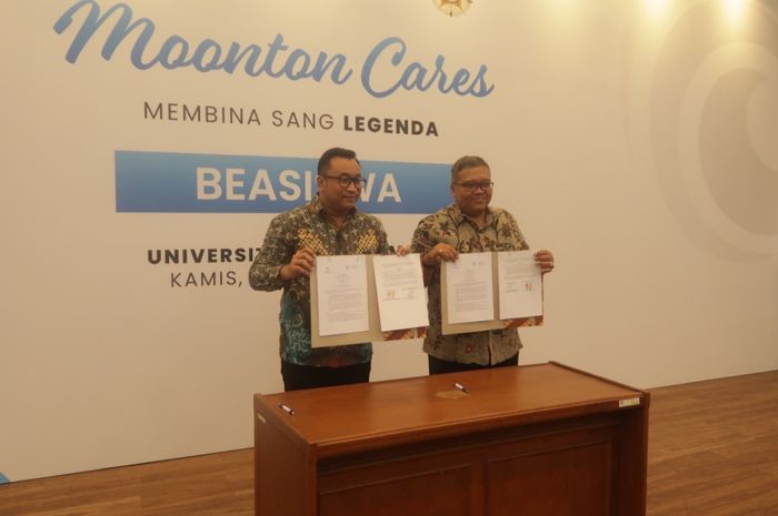 Penandatanganan dokumen kerjasama antara Universitas Gadjah Mada yang diwakili oleh Dr. Sindung Tjahyadi, M.Hum (Direktur Kemahasiswaan UGM) dan Azwin Nugraha dari Moonton Games
