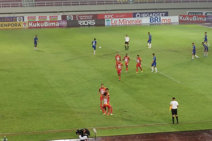Pemain Bali United melakukan selebrasi setelah mencetak gol ke gawang PSIS Semarang pada laga pekan ke-17 Liga 1 2022/2023 di Stadion Manahan, Solo, Kamis (22/12/2022)