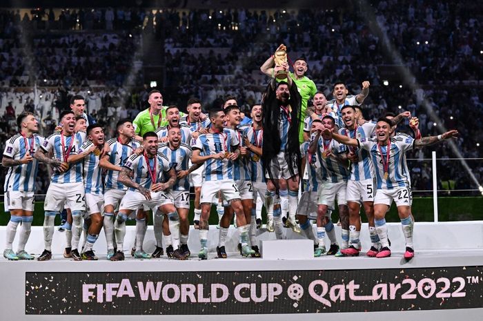 Setahun Jadi Juara Piala Dunia, Lionel Messi Bersalaman dengan Surga