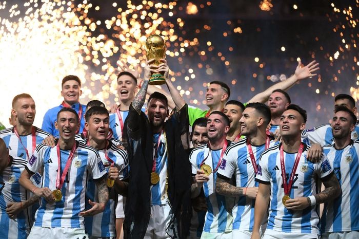 Lionel Messi mengangkat trofi juara Piala Dunia 2022 usai timnas Argentina kalahkan timnas Prancis pada final di Lusail, Qatar (18/12/2022).