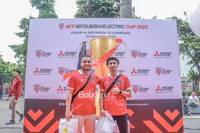 Sejumlah suporter timnas Indonesia sedang berfoto bersama trofi tiruan raksasa Piala AFF 2022 di Stadion Gelora Bung Karno, Senayan, Jakarta, 23 Desember 2022.