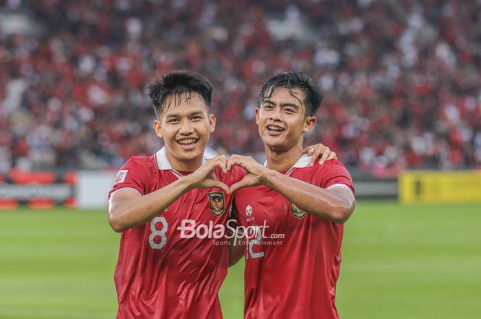 Witan Sulaeman dan Pratama Arhan melakukan selebrasi dalam laga timnas Indonesia melawan Kamboja di Grup A Piala AFF 2022, Jumat (23/12/2022) di SUGBK, Senayan.  