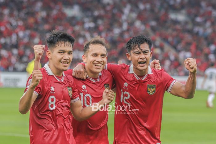 Witan Sulaeman, Egy Maulana Vikri, dan Pratama Arhan merayakan gol dalam laga timnas Indonesia melawan Kamboja di Grup A Piala AFF 2022, Jumat (23/12/2022) di SUGBK, Senayan.  