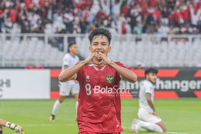 Penyerang timnas Indonesia, Witan Sulaeman, merayakan gol atau selebrasi seusai mencetak gol dalam laga melawan Kamboja di Grup A Piala AFF, Jumat (23/12/2022) di SUGBK, Senayan.