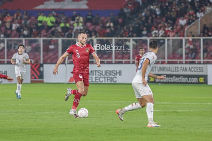 Striker naturalisasi timnas Indonesia, Ilija Spasojevic (kiri), sedang menguasai bola ketika bertanding dalam laga pekan pertama Grup A Piala AFF 2022 di Stadion Gelora Bung Karno, Senayan, Jakarta, 23 Desember 2022.