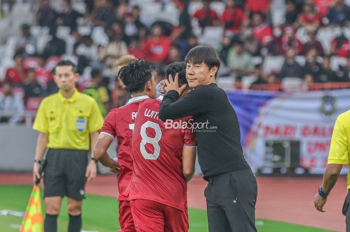 Pelatih timnas Indonesia, Shin Tae-yong, tampak sedang memeluk Witan Sulaeman seusai mencetak gol dalam laga pekan pertama grup A Piala AFF 2022 di Stadion Gelora Bung Karno, Senayan, Jakarta, 23 Desember 2022.