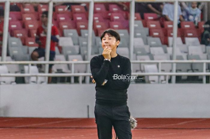 Pelatih timnas Indonesia, Shin Tae-yong, sedang memantau para pemainnya bertanding dalam laga pekan pertama Grup A Piala AFF 2022 di Stadion Gelora Bung Karno, Senayan, Jakarta, 23 Desember 2022.