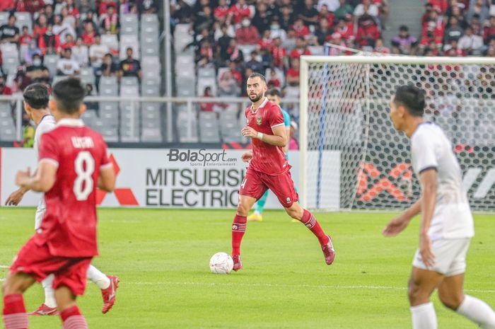 Bek naturalisasi timnas Indonesia, Jordi Amat, sedang menguasai bola saat bertanding dalam laga pekan pertama Grup A Piala AFF 2022 di Stadion Gelora Bung Karno, Senayan, Jakarta, 23 Desember 2022.