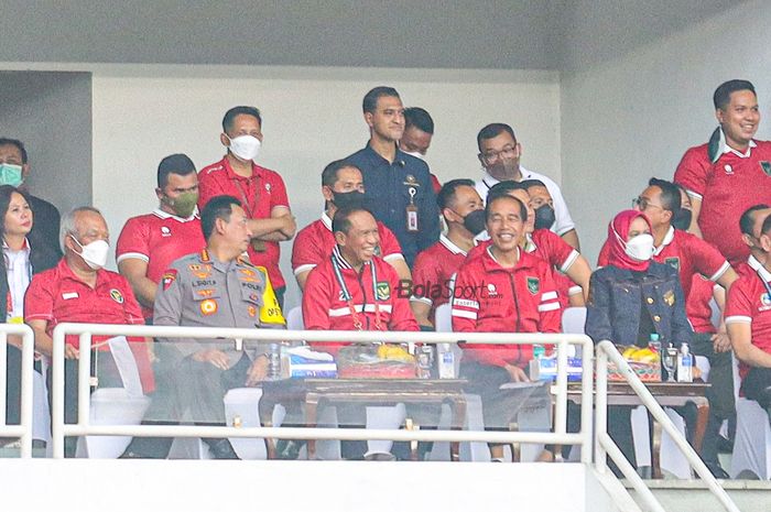 Presiden Republik Indonesia Joko Widodo tampak sedang menonton timnas Indonesia dan ditemani Menteri Pemuda dan Olahraga Republik Indonesia Zainudin Amali di Stadion Gelora Bung Karno, Senayan, Jakarta, 23 Desember 2022.