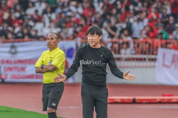 Pelatih timnas Indonesia, Shin Tae-yong, sedang memberikan intruksi kepada para pemainnya saat bertanding dalam laga pekan pertama Grup A Piala AFF 2022 di Stadion Gelora Bung Karno, Senayan, Jakarta, 23 Desember 2022.