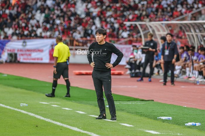 Pelatih timnas Indonesia, Shin Tae-yong, sedang memantau para pemainnya bertanding dalam laga pekan pertama Grup A Piala AFF 2022 di Stadion Gelora Bung Karno, Senayan, Jakarta, 23 Desember 2022.