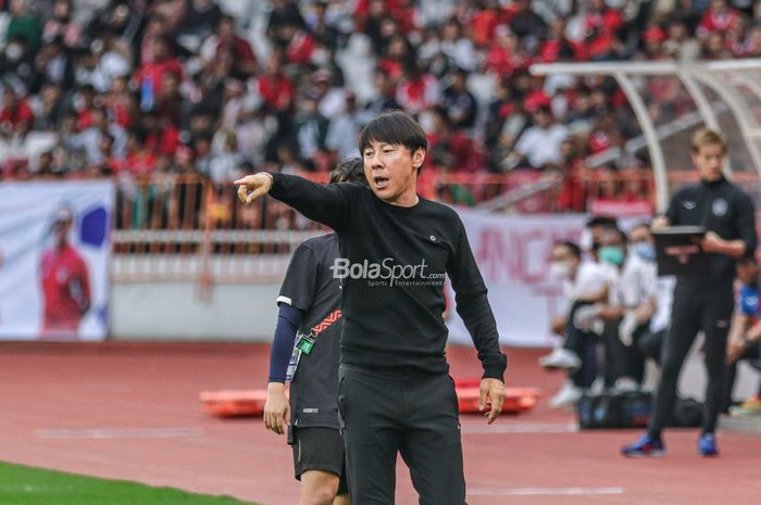 Pelatih timnas Indonesia, Shin Tae-yong, sedang memberikan intruksi kepada para pemainnya saat bertanding dalam laga pekan pertama Grup A Piala AFF 2022 di Stadion Gelora Bung Karno, Senayan, Jakarta, 23 Desember 2022.
