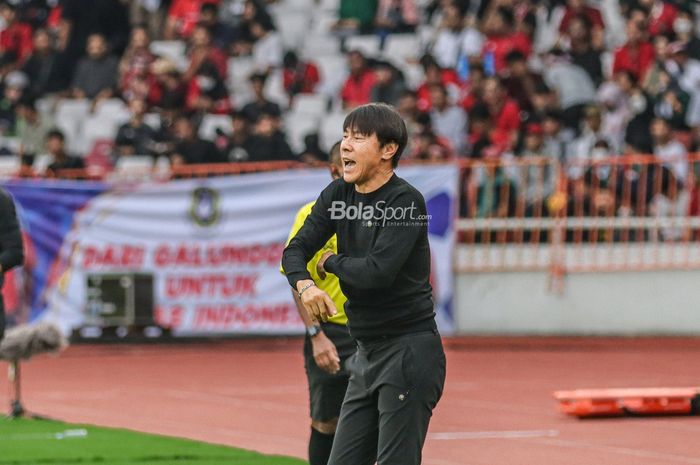 Pelatih Timnas Indonesia, Shin Tae-yong, terlihat meluapkan amarahnya.