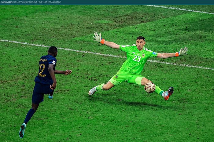 Momen Emiliano Martinez melakukan penyelamatan krusial di final Piala Dunia 2022 untuk timnas Argentina.