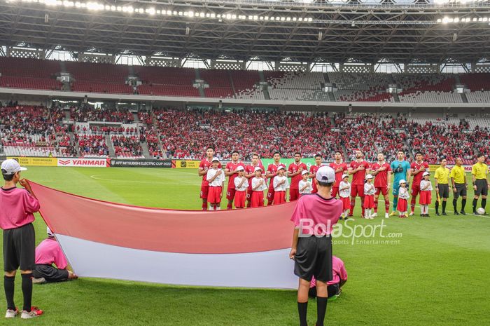 Skuat timnas Indonesia (skuad timnas Indonesia) sedang menyanyikan lagu Indonesia Raya di Stadion Gelora Bung Karno, Senayan, Jakarta, 23 Desember 2022.