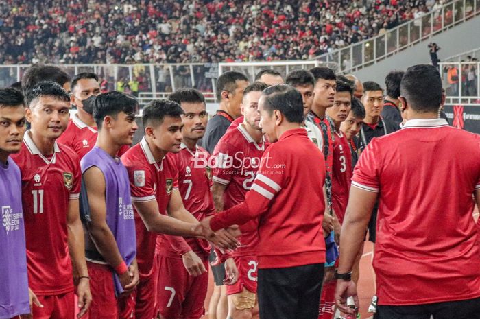 Presiden Republik Indonesia, Joko Widodo alias Jokowi (tengah), sedang memberikan selamat kepada timnas Indonesia seusai menang dalam laga pekan pertama Grup A Piala AFF 2022 di Stadion Gelora Bung Karno, Senayan, Jakarta, 23 Desember 2022.